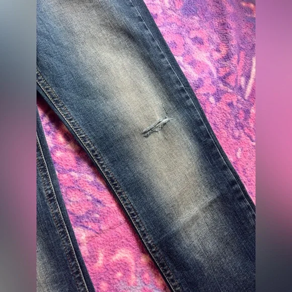 NWT- Calvin Klein Jeans- Mid Rise Skinny Distressed Jeans- 28x30 - Picture 5 of 8